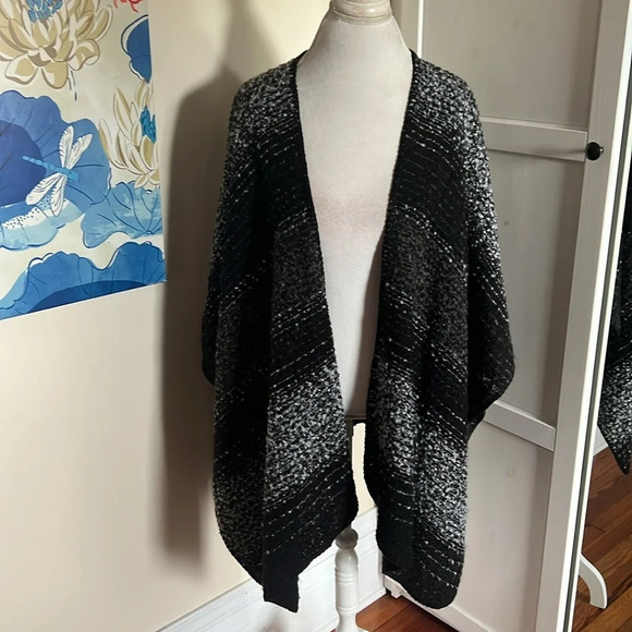 Woolrich Black/White/Gray Woven Soft and Warm Wrap - One Size - Picture 2 of 6